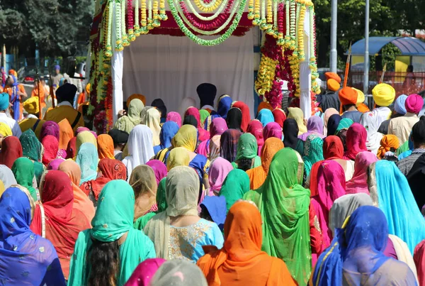 Personnes avec des vêtements colorés et les femmes avec voile pendant les reli — Photo