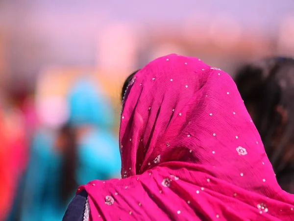 Purple veil of an Indian woman — Stock Photo, Image