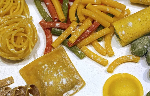 Ravioli and fresh pasta of different colors made with peppers an — Stock Photo, Image