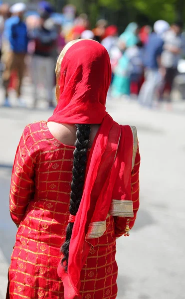Červené závoj indické ženy s černými vlasy — Stock fotografie