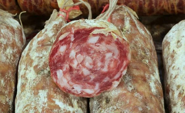 Salami te koop in een stand van de regio Toscane in Italië — Stockfoto