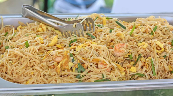 Špagety nebo nudle se zeleninou a vejcem typické asijské jídlo jsem — Stock fotografie