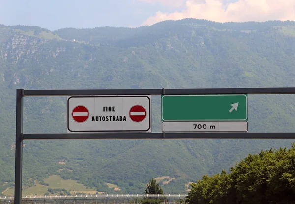 Дорожный знак в конце шоссе в Италии — стоковое фото