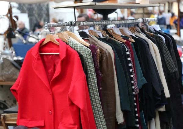 Использованная одежда для продажи на блошином рынке — стоковое фото