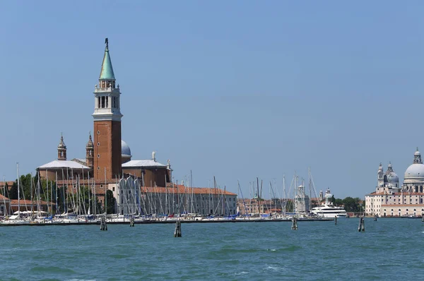 Venetië Italië bell toren van Saint George Church en de koepel van t — Stockfoto