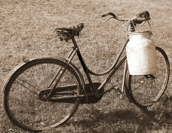 Bardzo stary rower z łamanego siodło i mleko można mleczarz — Zdjęcie stockowe