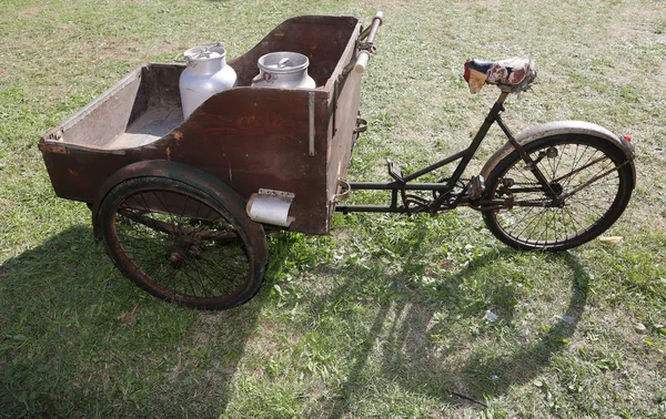 Bici molto vecchia con lattina di latte usata una volta molto tempo fa da — Foto Stock