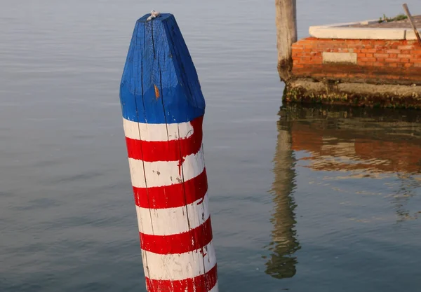 Pólo branco e vermelho chamado Bricola em língua italiana — Fotografia de Stock