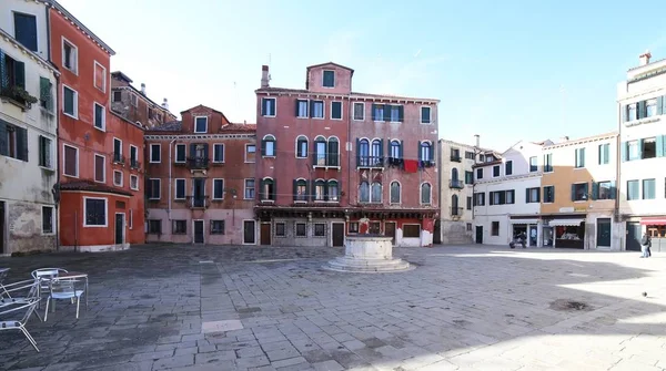 Amplia plaza en Venecia Italia y el antiguo pozo — Foto de Stock