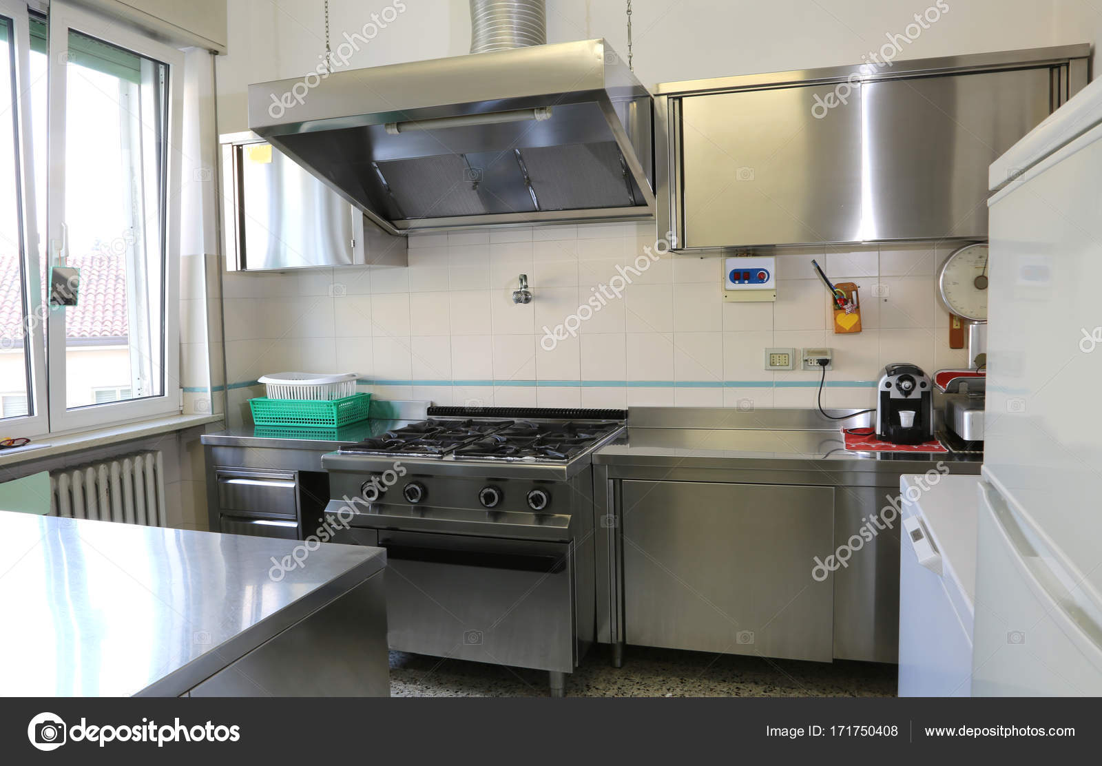 Balde De A O Inoxid Vel Em Uma Cozinha Industrial Stock Photo Balde De A O Inoxid Vel Em Uma Cozinha Industrial Stock Photo