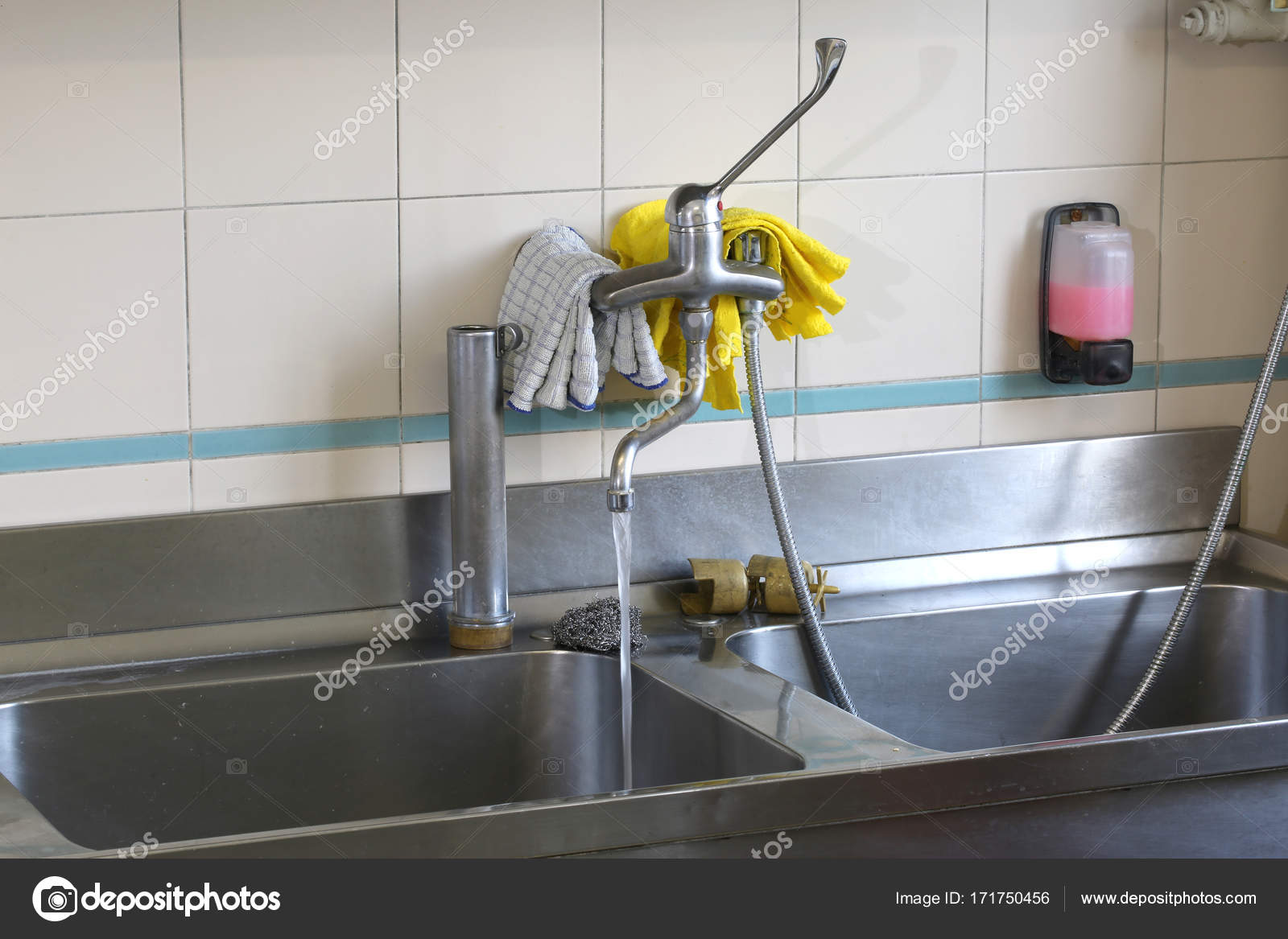Pia De Inox Grande Em Uma Cozinha Industrial Stock Photo Pia De Inox Grande Em Uma Cozinha Industrial Stock Photo