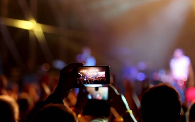 hayranları fotoğraf çekmek ve video kaydetmek 