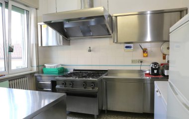 Paslanmaz çelik kova bir endüstriyel mutfak