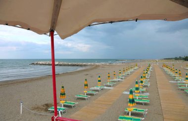 güneş şemsiyeleri sahilde cankurtaran Kulesi izlerken üzerinden