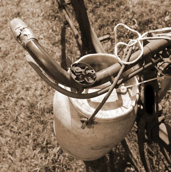 Bicicleta de ordenha com a lata de leite de alumínio — Fotografia de Stock