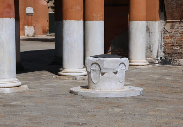 Alter Brunnen auf einem Platz in Venedig — Stockfoto