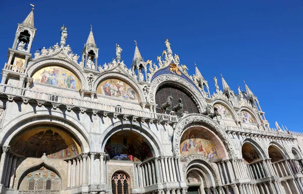 Basílica de San Marcos en Venecia con las espléndidas alas doradas — Foto de Stock