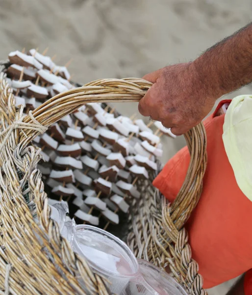 Vendedor de coco en la playa del complejo turístico durante la suma —  Fotos de Stock