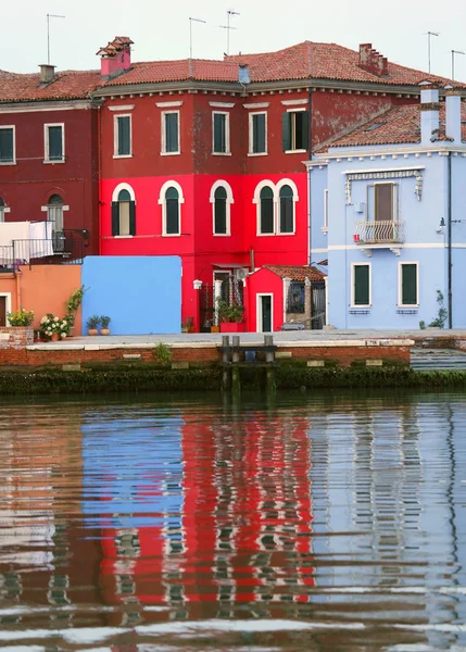 Färgade hus och ett rött hus i ön Burano i Italien — Stockfoto