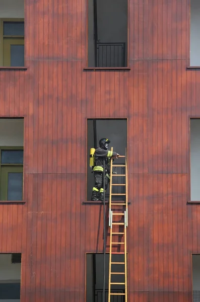 Vigile del fuoco con una lunga scala — Foto Stock