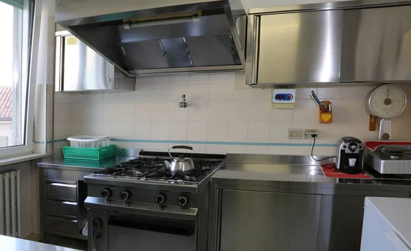 Cozinha com fogões de aço inoxidável — Fotografia de Stock