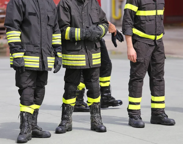 Piernas con botas de bomberos después de la misión de rescate — Foto de Stock