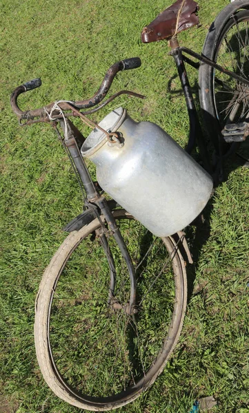 Leche se puede utilizar una vez hace mucho tiempo del lechero —  Fotos de Stock