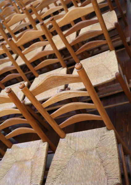 Serie de sillas vacías con asiento de paja — Foto de Stock