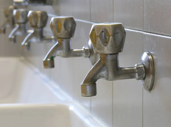 Série de nombreux robinets dans la salle de bain — Photo