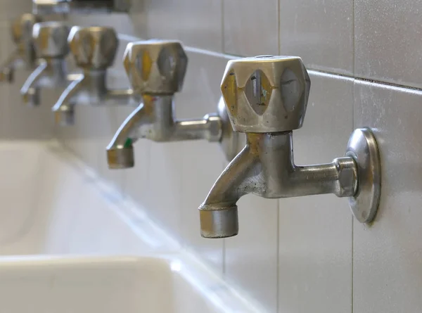 Serie de muchos grifos en el baño — Foto de Stock