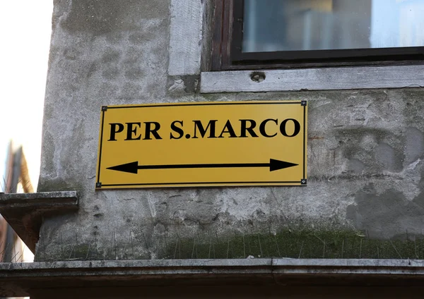 Señalización con indicaciones para ir a la plaza de San Marcos en Venic — Foto de Stock