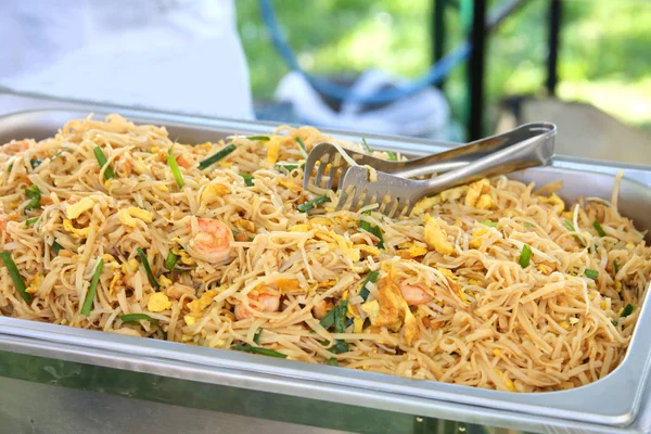 Špagety nebo nudle se zeleninou a vejcem typické asijské jídlo jsem — Stock fotografie