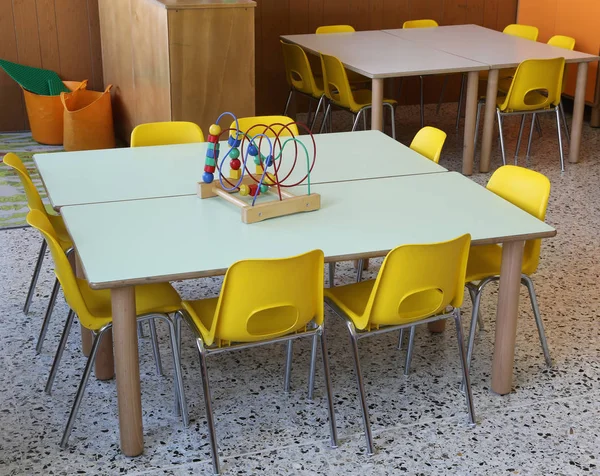 Spielzeug auf dem Tisch im Kindergarten — Stockfoto