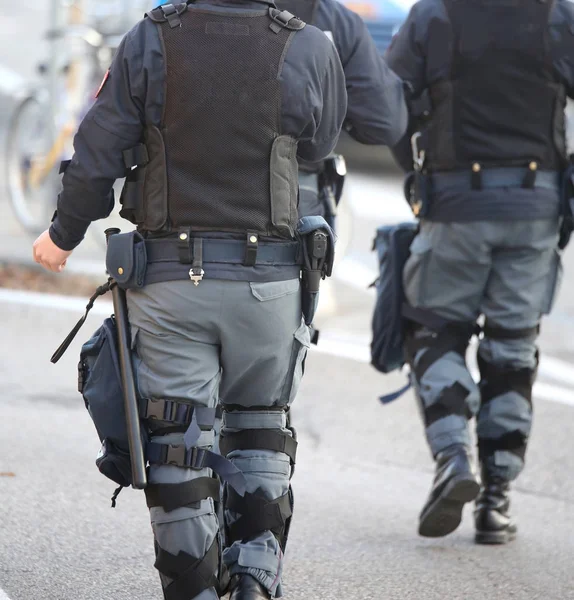 Deux policiers anti-émeute patrouillent dans les rues de la — Photo