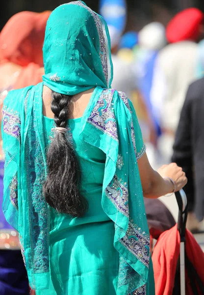Женщина с украшенным платьем и длинными черными волосами коса выходит — стоковое фото