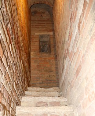 bir Ortaçağ kule içinde dar dik merdiven