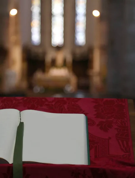 Kirche mit aufgeschlagenem Buch auf weißer Seite — Stockfoto