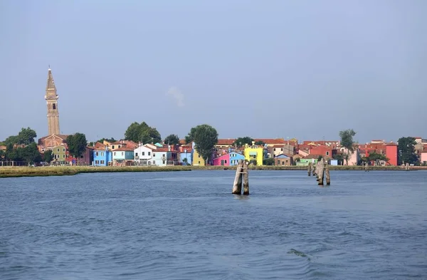 Gekleurde huizen in Burano eiland in de buurt van Venetië in Italië — Stockfoto