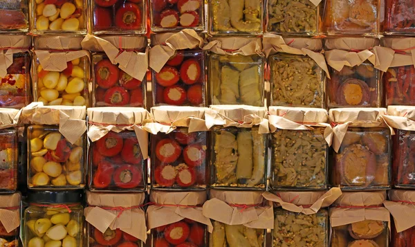 Frascos de productos con pimientos rellenos de calabacín y ajo typica —  Fotos de Stock