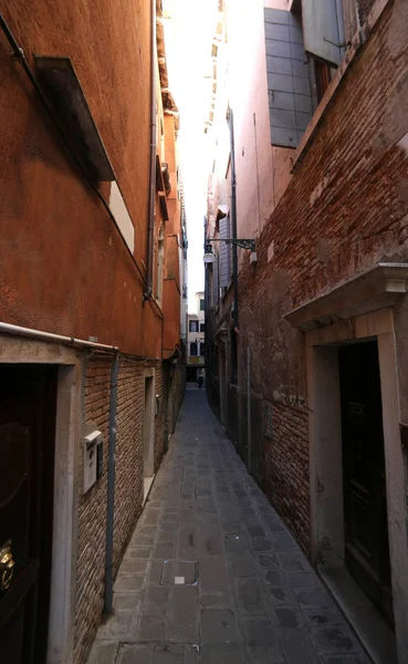 Narrow street called CALLE in Italian Language  between tall hou — Stock Photo, Image