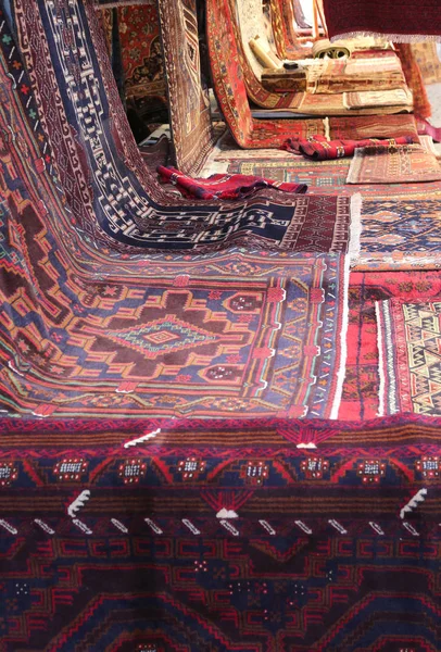 Orientalne dywany z różnych kolorów i wzorów geometrycznych — Zdjęcie stockowe