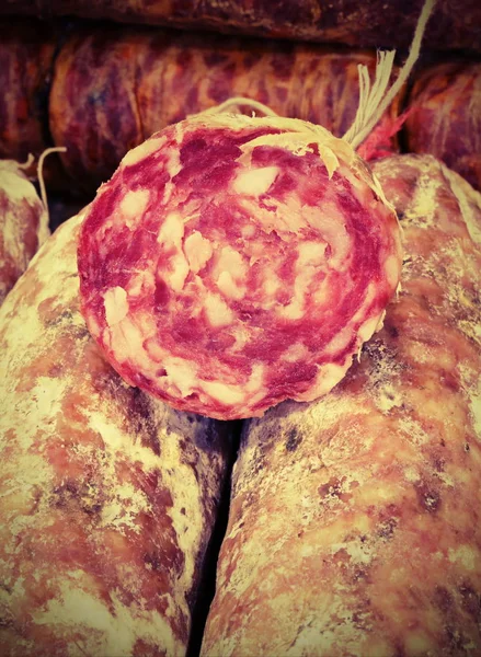 Salami en venta en un stand de la Toscana en Italia —  Fotos de Stock