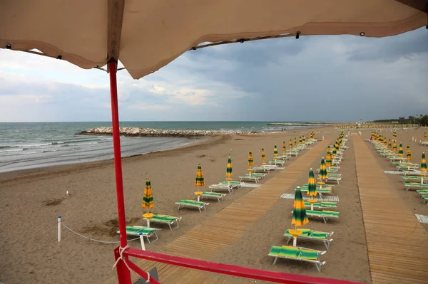 Şemsiye ve şezlonglar kule izlerken cankurtaran dan — Stok fotoğraf