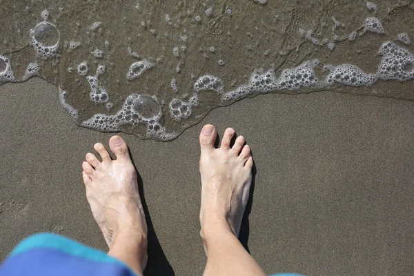 Dois pés descalços de um adulto na praia — Fotografia de Stock