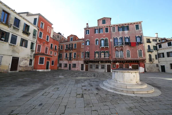 Largo quadrado chamado CAMPO em Veneza Itália e o antigo poço — Fotografia de Stock