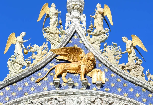 Bevingade lejon i guld på den Basilica of Saint Mark i Venedig — Stockfoto