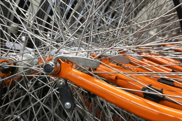 Série de raios de bicicleta em um enorme estacionamento — Fotografia de Stock