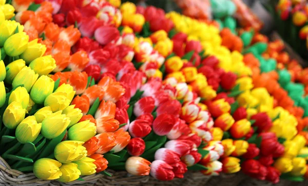 Kleurrijke tulpen te koop in de bloemenmarkt — Stockfoto