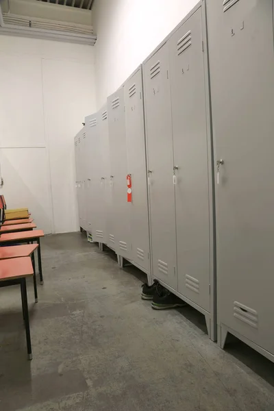 Binnen een fabriek locker met kluisjes — Stockfoto