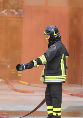 İtfaiye kurtarma görevi sırasında köpük dispenseri ile